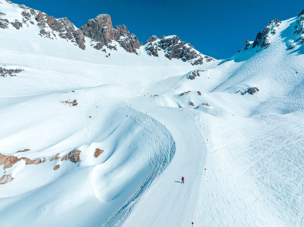 Alppihiihtokeskus St. Anton am Arlberg talvella. Kaunis näköala Alppivuorille. Ilmakuva.