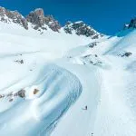 Alppihiihtokeskus St. Anton am Arlberg talvella. Kaunis näköala Alppivuorille. Ilmakuva.