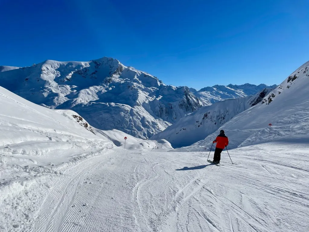 Vista panoramica delle piste, dei pendii e delle montagne della nobile stazione sciistica di Lech Zuers, parte del comprensorio sciistico dell'Arlberg. Vorarlberg, Austria.