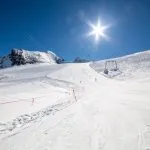 Area sciistica Kitzsteinhorn - Kaprun durante il tempo soleggiato della stagione primaverile 2016