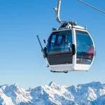 Teleférico en una estación de esquí de los Alpes