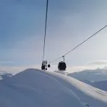 Gondolihissi korkealla vuorten yläpuolella talvella hiihtoalueella Itävallassa.