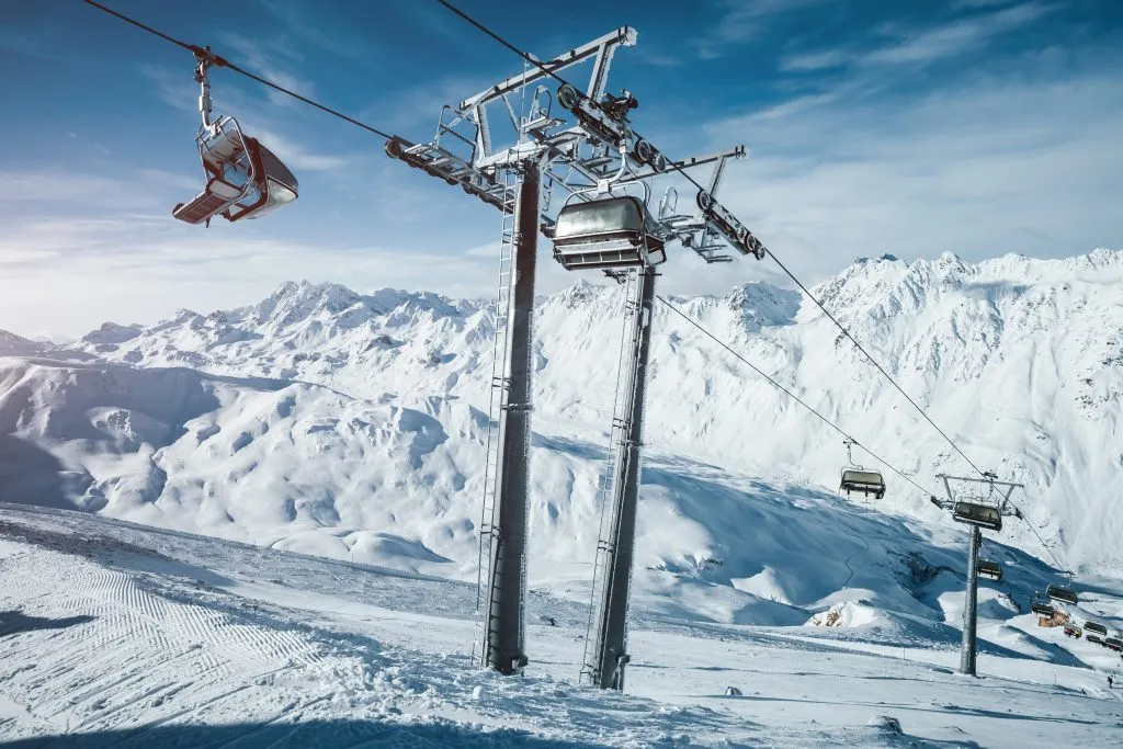 Giornata invernale soleggiata nell'area sciistica. Luogo di ubicazione famosa stazione sciistica Ischgl/Samnaun.