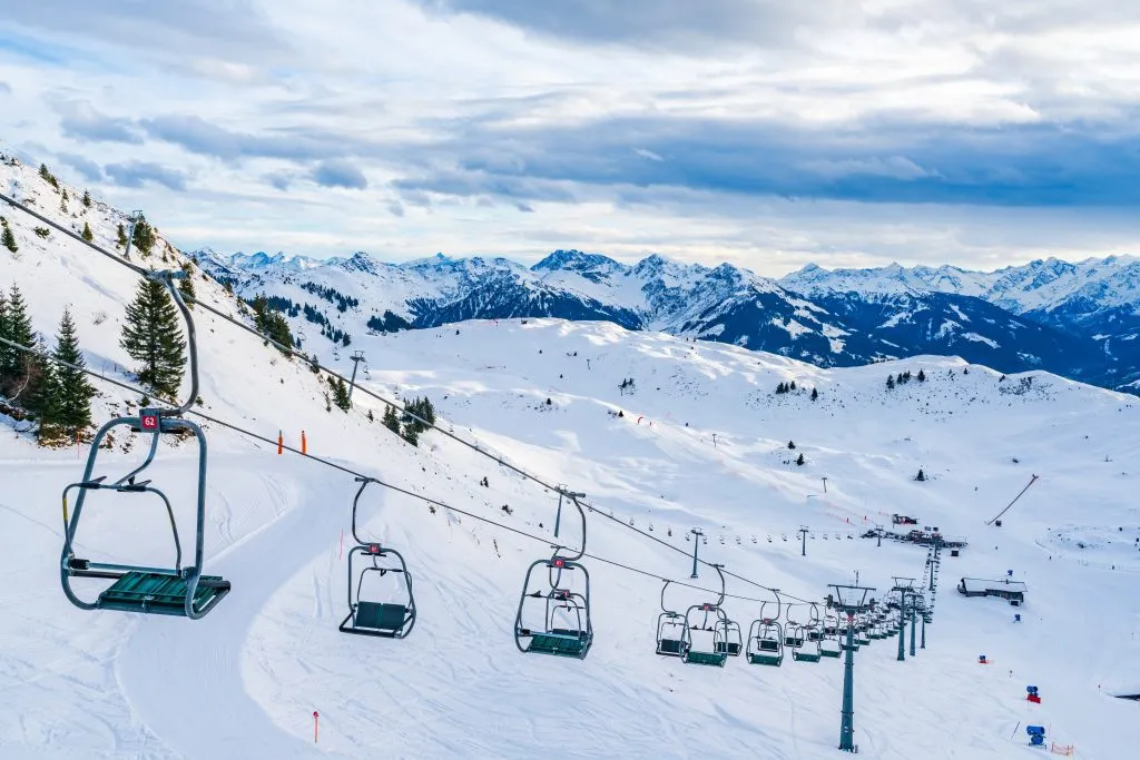 Teleférico de montaña en la montaña Kitzbuhel Horn en Kitzbuhel. Invierno en Austria