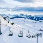Teleférico de montaña en la montaña Kitzbuhel Horn en Kitzbuhel. Invierno en Austria