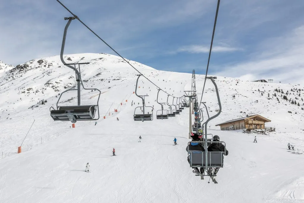 En av stolliftarna i en skidort i en dal i Zillertal - Mayrhofen, Österrike
