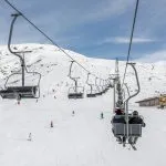 En av stolliftarna i en skidort i en dal i Zillertal - Mayrhofen, Österrike