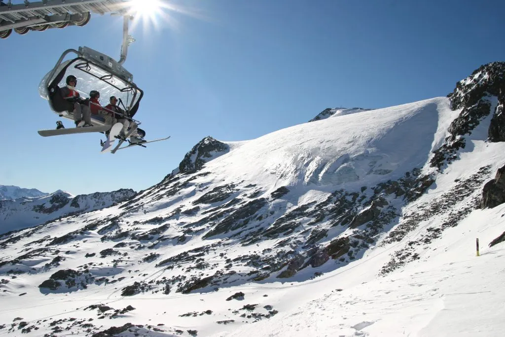 Skifahrer w Sessellift