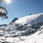 Skifahrer w Sessellift