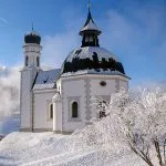 Kirke i Seefeld om vinteren