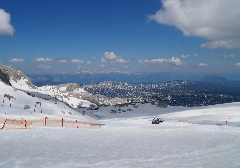 Bellissimo panorama innevato del monte Dachstein in Austria (Alpi austriache)