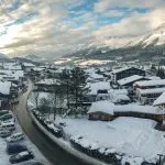 luftaufnahme von Ellmau in Tirol im Winter mit wolkigem blauen Abendhimmel
