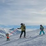 Impresionante vista de las montañas y la familia de esquiadores en la estación de esquí de Obertauern