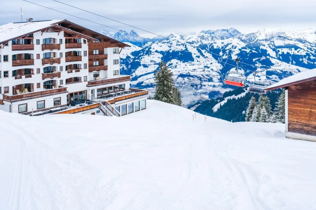 Paisaje invernal en la montaña Hahnenkamm de los Alpes austriacos en Kitzbuhel. Invierno en Austria