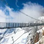 Il ponte sospeso più alto delle Alpi austriache. Passerella sul Dachstein. Schladming, Stiria, Austria Spettacolare paesaggio invernale e panorami mozzafiato.