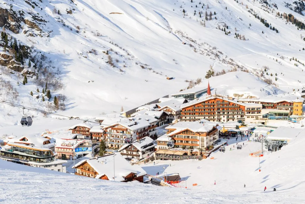 HOCHGURGLIN KYLÄ, ITÄVALTA - 28. TAMMIKUUTA 2018: Hochgurgl-Obergurglin kauniilla hiihtoalueella, Tirolissa, Itävallassa.