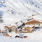 HOCHGURGLIN KYLÄ, ITÄVALTA - 28. TAMMIKUUTA 2018: Hochgurgl-Obergurglin kauniilla hiihtoalueella, Tirolissa, Itävallassa.