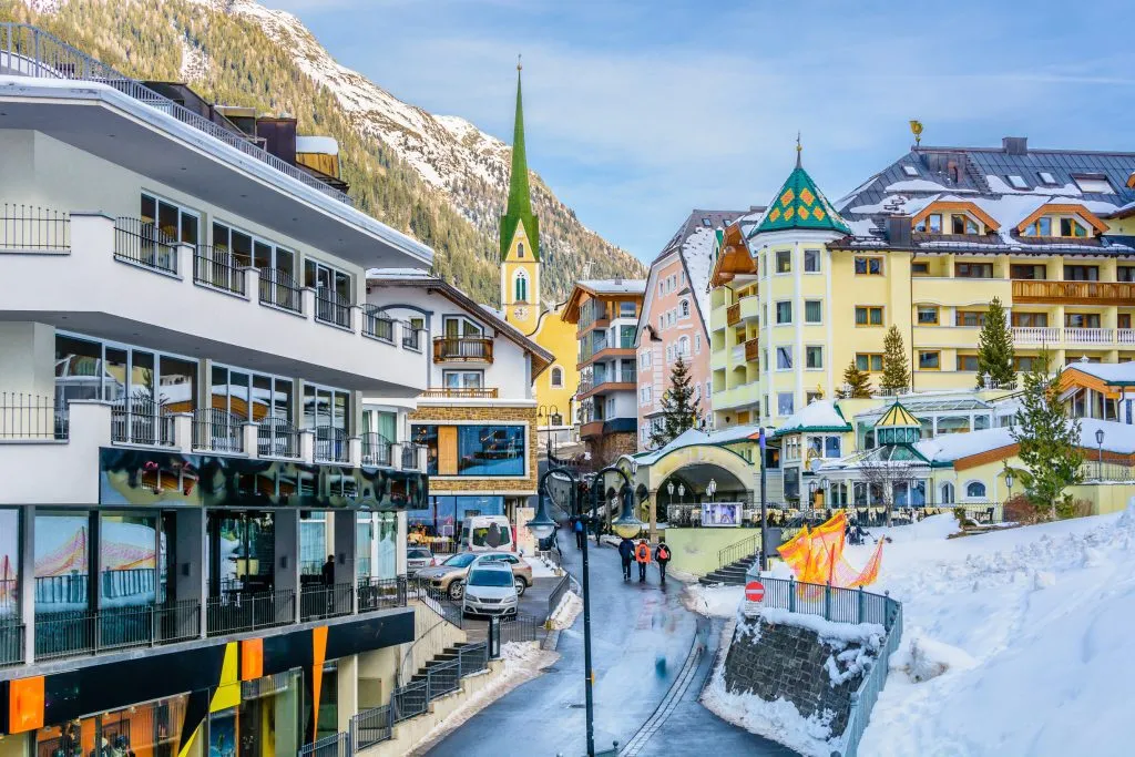 Ischgl centro paese. / Ischgl è una famosa stazione sciistica europea, l'inverno in Austria, Europa.