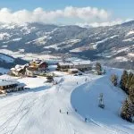 Vista elevada de edificios de hoteles y restaurantes en las pistas de Kirchberg en Tirol, parte de la zona de esquí de Kitzbühel en Austria.