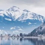 Vinterlandskap ved den vakre innsjøen Zell am See. Østerrike