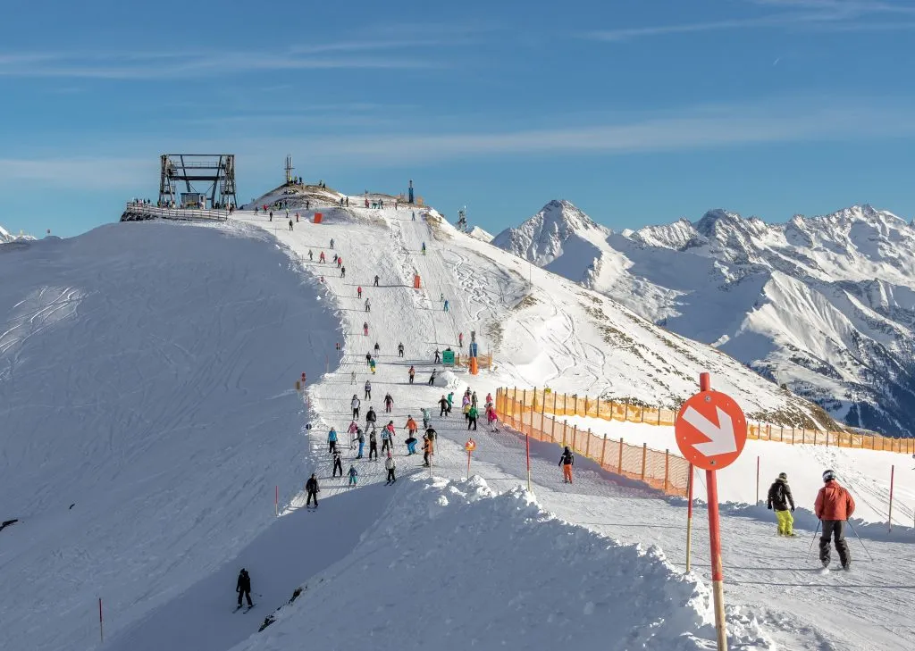 Skidort i en dal i Zillertal - Mayrhofen-regionen, Österrike