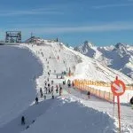 Skidort i en dal i Zillertal - Mayrhofen-regionen, Österrike