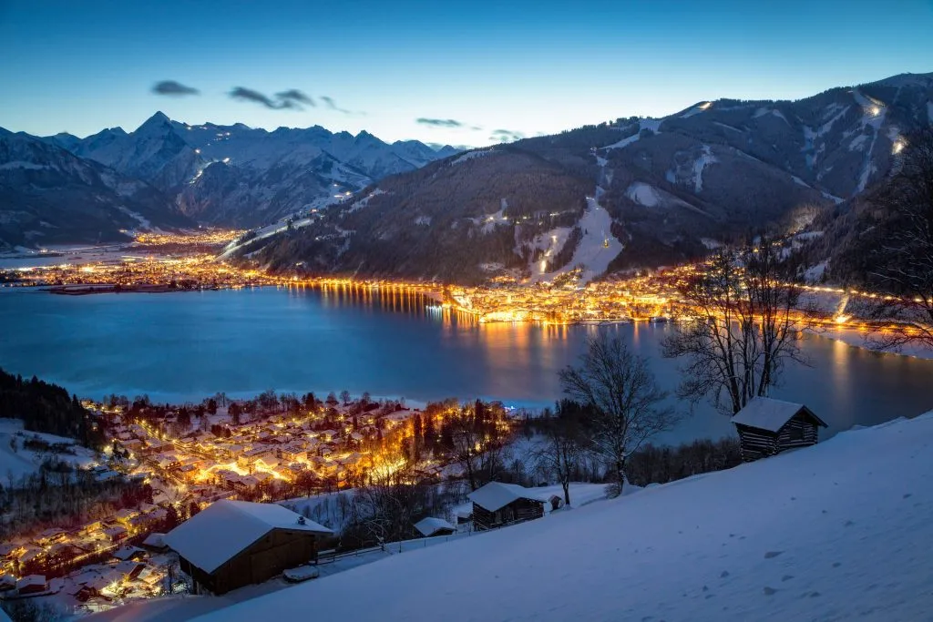 Utsikt over fjellandsbyen Zell am See om natten om vinteren, Salzb