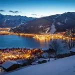 Utsikt over fjellandsbyen Zell am See om natten om vinteren, Salzb