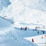 Innsbruck, Austria - 30 dicembre 2012: Persone che si divertono sulle Alpi Hafelekarspitze Karwendel, montagna innevata di Innsbruck.