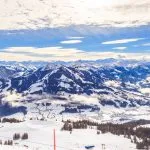 Utsikt fra toppen av fjellet Hohe Salve. Skianlegget Soll, Westendorf. Tyrol, Østerrike
