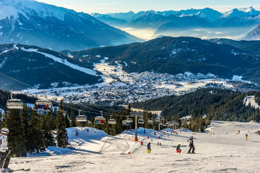 Skiløper på ski i Seefeld skianlegg om vinteren