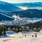 Skiløper på ski i Seefeld skianlegg om vinteren