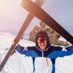 Selfie Kaveri urheilija menee normaali hiihto hiihtorinteessä toimintakameran kanssa.
