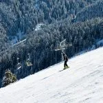 Ihmiset laskettelevat rinnettä alas. Laskettelurinne talvella aurinkoisena päivänä Alpbachtalin hiihtokeskuksessa, Wildschönau, Itävalta.