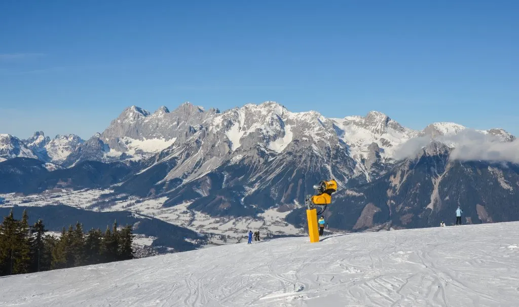Splendida vista sulle montagne innevate e sulla pista da sci in inverno