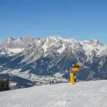 Splendida vista sulle montagne innevate e sulla pista da sci in inverno