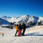 Panorama della stazione sciistica austriaca di Ischgl con sciatori.