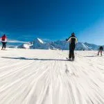 Skifahrer auf der Piste den Alpenissä