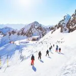 sciatori su una bella pista da sci nelle Alpi, persone in vacanza invernale