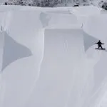 Lumilautailija ison kickerin vieressä Snowparkissa St.Anton am Arlbergissa, Itävallassa.
