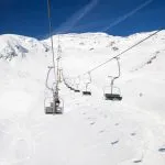 Tuolihissi St. Anton am Arlbergin hiihtokeskuksessa talvella.