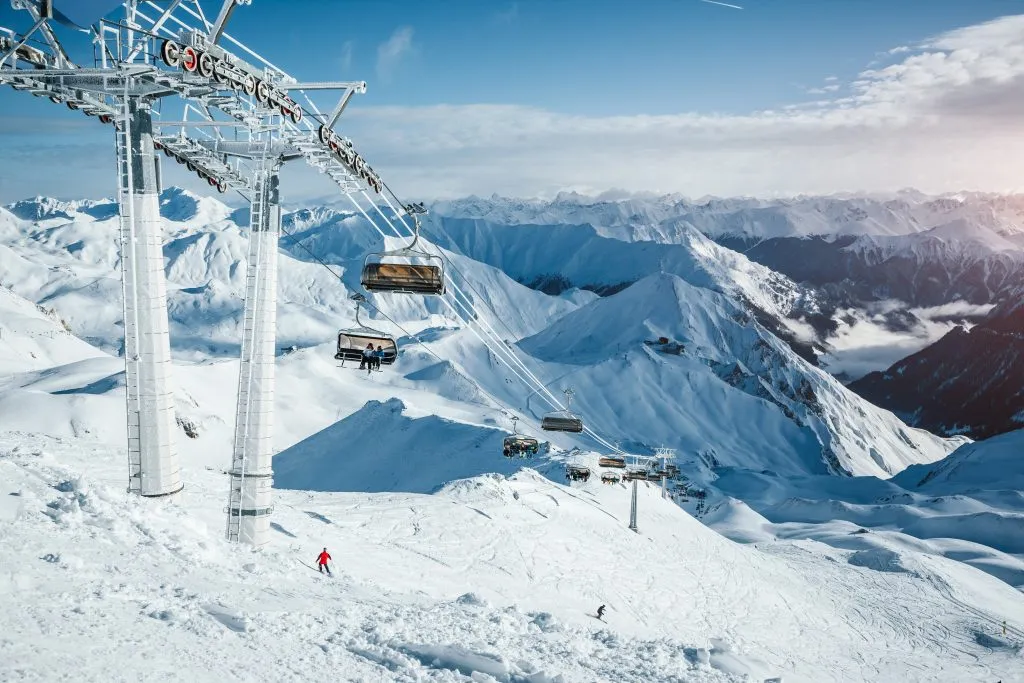 Giornata invernale soleggiata nell'area sciistica. Luogo di ubicazione famosa stazione sciistica Ischgl/Samnaun.