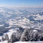 Nydelig panoramautsikt over de snødekte fjellene i Tirol, Østerrike (Westendorf), etter nysnøfall. Perfekt utsikt over fjelltoppene (Höhe Salve) og landsbyen Westendorf.