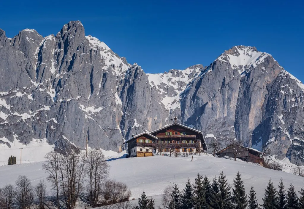 Itävaltalainen maatila Wilder Kaiserin edessä, Tirol, Itävalta