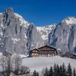 Itävaltalainen maatila Wilder Kaiserin edessä, Tirol, Itävalta