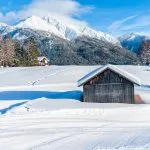 Vinterlandskap med snødekte alper i Seefeld i den østerrikske delstaten Tyrol. Vinter i Østerrike